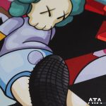 طرح گرافیکی KAWS اثر برایان دانلی روی تیشرت اف وایت پلاس سایز